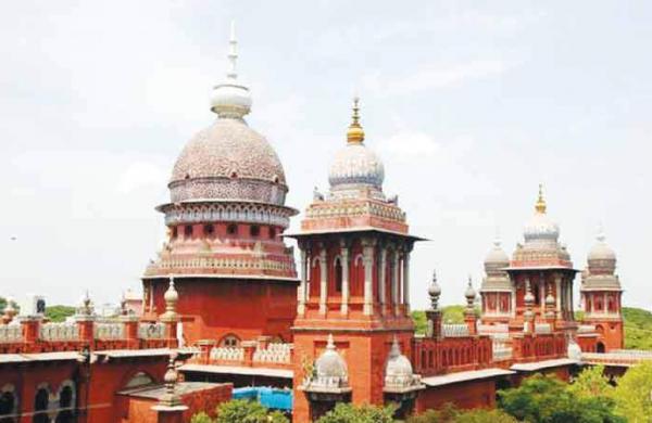 சீா்மிகு சட்டப்பள்ளியில் படித்தவா்களுக்கும் உதவித்தொகை: உயா்நீதிமன்றம் உத்தரவு
