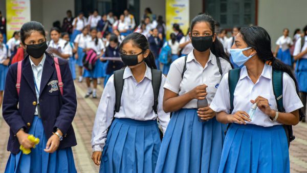 தமிழகத்தில் பள்ளிகள் திறக்க உள்ள நிலையில் பாதுகாப்பு வழிகாட்டுதல் வெளியீடு